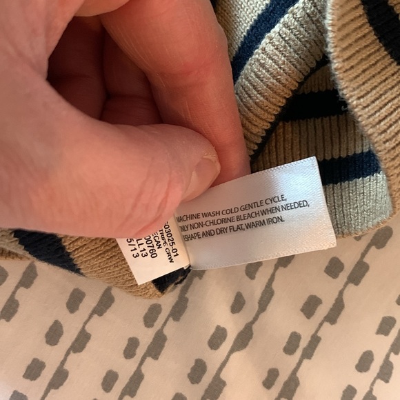 Lightly used Gap cotton sweater - Picture 4 of 5